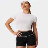 Remera corta blanca de algodón, de corte ajustado, cuello redondo y manga corta.