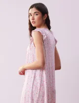 Camisón corto azul marino con estampado floral celeste, escote en V con puntilla blanca y botones.