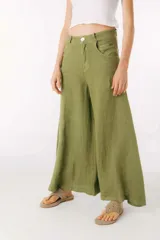 Pantalón blanco de lino, corte palazzo, con bolsillos laterales y cierre frontal con botón.