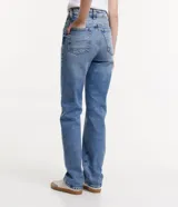 Pantalón de jean azul con lavado efecto mármol, corte recto, tiro alto, bolsillos delanteros y traseros, cierre con botón y cremallera.