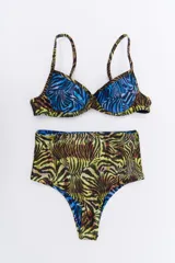 Bikini de dos piezas en combinación de colores negro y mostaza. El corpiño es de estilo triangular con base y breteles finos, mientras que la bombacha es de corte clásico con cintura alta en color negro.