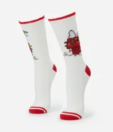 Par de medias blancas de caña larga con puños, talón y puntera en color rojo. Presentan un estampado navideño de Snoopy sobre su casita decorada con luces de colores.