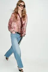 Jeans de tiro bajo color azul claro, con cinco bolsillos y pernera ancha. Cierre frontal con cremallera y botón.