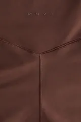 Leggings deportivos acampanados de color marrón, tiro alto y diseño ajustado con perneras amplias hacia el dobladillo.