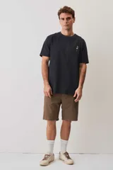 Remera de manga corta color negro, de corte clásico y calce relajado, con pequeño bordado de flamenco en el pecho.