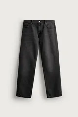 Pantalón de jean slim fit color negro con efecto lavado, tiro medio y diseño de cinco bolsillos. Cuenta con cierre frontal de cremallera y botón.