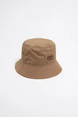 Gorro tipo bucket color beige con logo bordado de la marca Bimba y Lola en el frente.