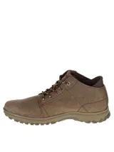 Bota de caña media Caterpillar, confeccionada en cuero nubuck color marrón. Presenta cierre de cordones, logo de la marca grabado en el lateral y en la lengüeta, y suela de goma dentada para mayor tracción.