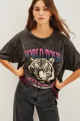 Remera de algodón con efecto lavado ácido, corte holgado y estampa frontal de tigre con texto World Tour.