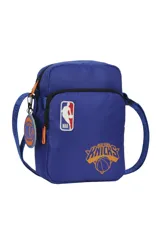 Morral deportivo color azul con el logo de la NBA y el escudo de los New York Knicks estampado. Cuenta con cierre principal, bolsillo frontal con cierre, correa regulable y un llavero colgante circular con el logo del equipo.