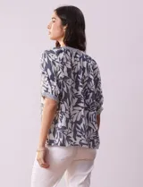 Blusa de gasa estampada, marca Zac & Rachel. Cuello a la base, escote en v con lazo de ajuste y manga corta con frunce.