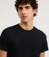 Remera masculina blanca, modelo muscle con cuello redondo y manga corta. Sin estampado, confeccionada en algodón certificado BCI.