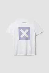 Remera blanca de algodón con cuello redondo y manga corta. Estampado en el pecho con un cuadrado lila y una "X" en el centro.