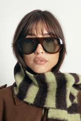 Lentes de sol con armazón de policarbonato en tono marrón carey y diseño envolvente tipo máscara con puente alto. Cuentan con protección UV400.