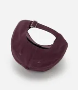 Gorra de sarga con visera curva y cierre posterior ajustable con hebilla metálica.