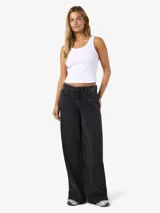 Jean wide leg de tiro medio y pernera ancha, color negro con efecto lavado. Cuenta con diseño clásico de denim y bolsillos delanteros y traseros.