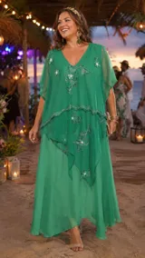 Vestido largo de gasa y tul en color verde, con diseño de túnica superpuesta, escote en V y apliques bordados florales con detalles de pedrería.