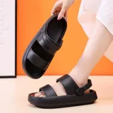 Chancletas tipo gomones de diseño ergonómico, color verde oliva, con doble tira ancha en el empeine y tira trasera ajustable. Fabricadas en material sintético antideslizante con suela de plataforma.