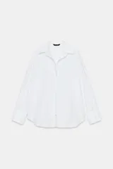 Camisa básica color blanco confeccionada en hilatura con algodón, con cuello solapa, escote en pico, manga larga con puño abotonado y cierre frontal con botones.