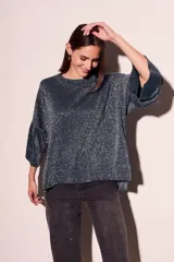 Sweater azul petróleo con lurex plateado, mangas 3/4 acampanadas y corte oversize.