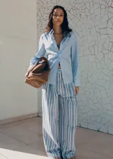 Pantalón wide leg de tiro alto, confeccionado en algodón, con diseño de rayas verticales en tonos celeste, azul marino y blanco.