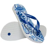 Chancletas Havaianas modelo Top Summer Cool, con diseño estampado tipo paisley en tonos azul y blanco, y tiras de goma azules.