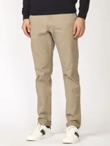 Pantalón chino de hombre color verde oscuro, corte slim, confeccionado en algodón con elastano, con triple pespunte en las costuras y botones al tono.