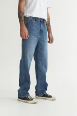 Pantalón de jean azul de corte recto, con bolsillos laterales y traseros.