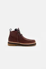 Borcego de cuero color marrón con diseño de costuras tipo mocasín en la puntera, cordones jaspeados y suela de goma con plataforma en capas.