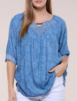 Blusa azul de lyocell con estampado floral, escote en V con bordado y aplique de cuentas de madera, mangas tres cuartos con lazos ajustables en los puños y diseño holgado.
