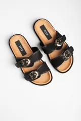 Sandalias negras con dos tiras horizontales con hebillas doradas ajustables.