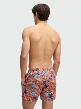Short de baño Boss con estampado de palmeras y elementos náuticos en tonos naranja y azul. Presenta cintura elástica con cordón de ajuste negro.