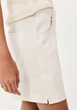 Short de vestir blanco de tiro alto, corte recto y holgado, con pinzas frontales.