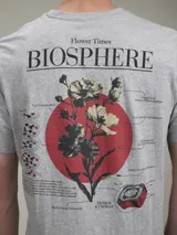 Remera gris de algodón con estampado pequeño de corazón con flores en el pecho.