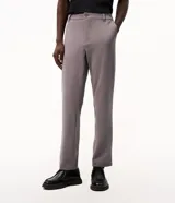 Pantalón slim de sarga color gris, con cintura con pasacintos, cierre de botón y cremallera, bolsillos laterales y bolsillos traseros embutidos.