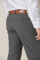 Pantalón de vestir corte slim fit, confeccionado en gabardina de lana color beige, con cierre frontal y bolsillos laterales.