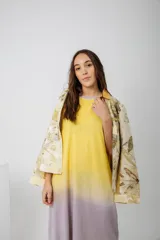 Vestido remera de algodón con estampado abstracto en tonos amarillos, grises y blancos, de corte recto y manga corta.