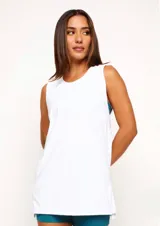 Musculosa de algodón con corte amplio, cuello redondo y sisas laterales amplias que permiten mayor libertad de movimiento.