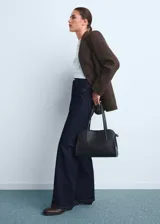 Jeans Danila de corte wide leg, tiro alto y color azul oscuro, con diseño clásico de cinco bolsillos, trabillas y cierre frontal con cremallera y botón.