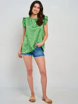 Blusa sin mangas color verde con estampado abstracto en blanco, cuello redondo fruncido y volados en los hombros.