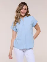 Blusa blanca de algodón y viscosa, con cuello camisero, escote en V y mangas cortas con vuelta.