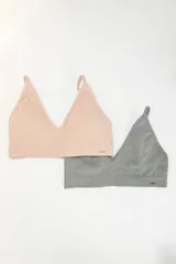 Pack de dos soutiens modelo top, sin aro, con copa removible y breteles ajustables. Uno color rosa claro y otro color gris.