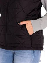 Chaleco acolchado negro de poliéster, con diseño capitoné en rombos, cuello alto y cierre frontal completo con cremallera. Cuenta con bolsillos laterales con cierre.