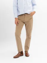 Pantalon de pana de corte recto y color azul marino, con cierre de boton y cremallera.