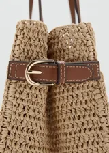 Bolso tipo tote de tejido de fibra natural en color beige, con doble asa larga de hombro en cuero sintético marrón.