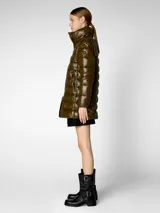 Campera puffer larga de nylon color negro, con cuello alto y capucha desmontable. Tiene cierre frontal con cremallera, bolsillos laterales con cierre y logo redondo en la manga.