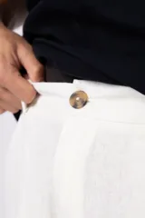 Bermuda de lino color beige, de corte recto y diseño relajado, con cintura elástica y bolsillos laterales.