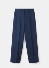Pantalón de vestir azul marino de tiro bajo y diseño recto, con trabillas, bolsillos laterales y cierre oculto.