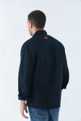 Sobrecamisa azul marino de twill de algodón con cuello clásico, cierre frontal con botones a tono, dos bolsillos de parche con solapa abotonada en el pecho, mangas largas con puños abotonados y corte regular.