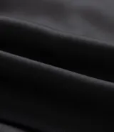 Musculosa color rojo oscuro, confeccionada en satén, con escote drapeado (degagê) y breteles ajustables. El bajo de la prenda es asimétrico.